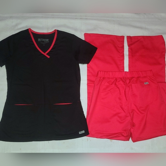 Grey's Anatomy Other Greys Anatomy Scrub Set In Hot Pink Black Size